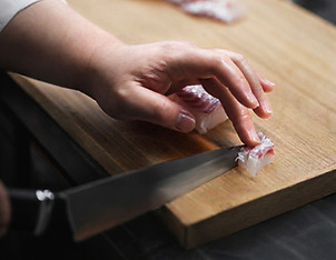 職人が丁寧に仕上げる料理の手仕事