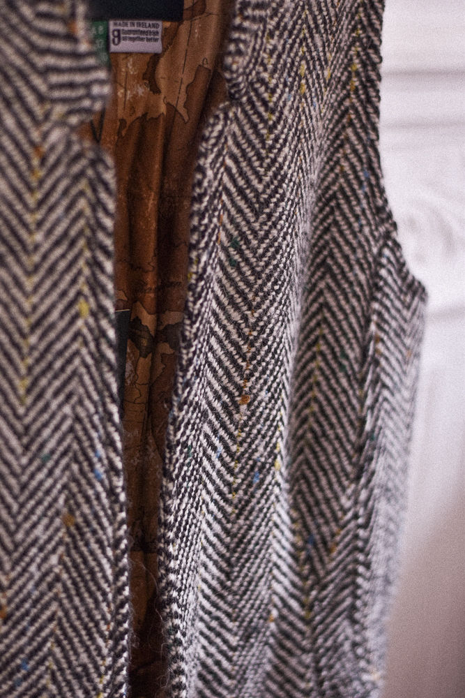 Miniature : Veste sans manches tweed du donegal chevrons de dos de près non porté