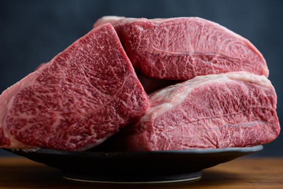 京都烤肉Maumu的A5黑毛和牛原块肉。雪花纹理细腻,品质上乘