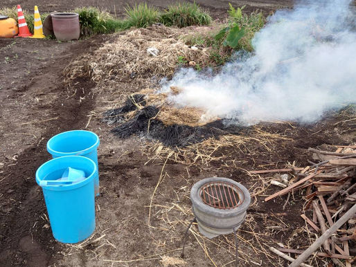 藁灰を作っています。