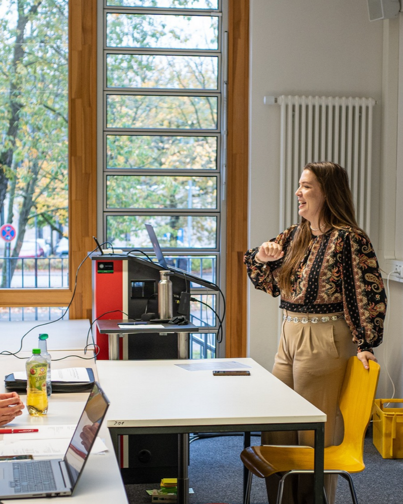 Carina bei einem Vortrag oder Workshop