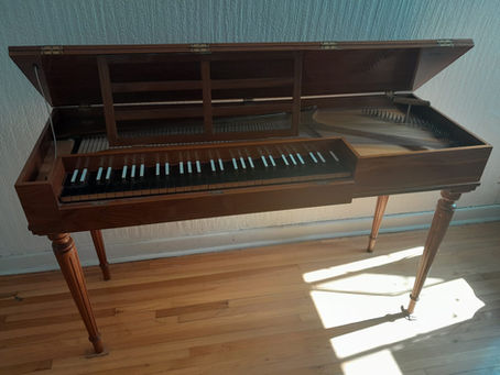 Últimos retoques reencordado clavicordio Morley