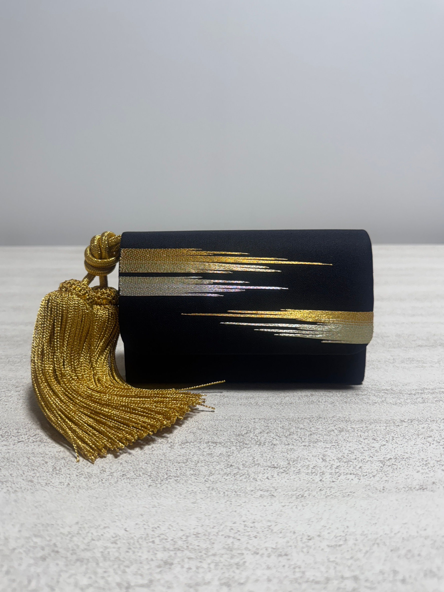 金銀霞　黒地　クラッチバック