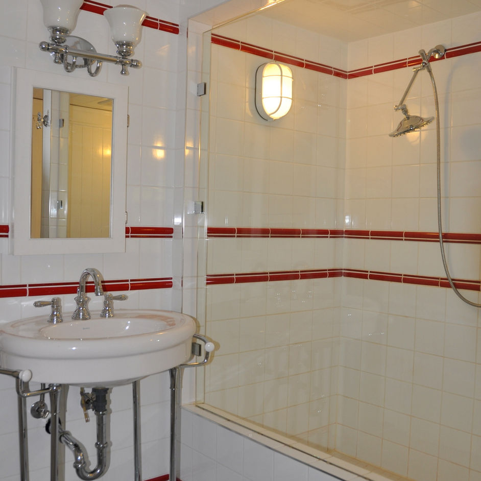 350-main-level-bathroom3.jpeg