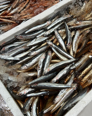 Les anchois frais de Fouad Fish sont pêchés dans les eaux limpides de la mer, garantissant une fraîcheur et une qualité exceptionnelles. Ces petits poissons au goût marqué et délicieusement iodé sont parfaits pour apporter une touche méditerranéenne à vos plats. Leur chair tendre et savoureuse peut être utilisée dans une variété de recettes, qu’elles soient marinées, grillées ou simplement sautées à l’ail.
Idéals pour agrémenter vos salades, pizzas, ou pour être dégustés en tapas, les anchois frais se prêtent à une multitude de préparations simples et gourmandes.
Disponibilité : Entiers, prêts à être cuisinés.