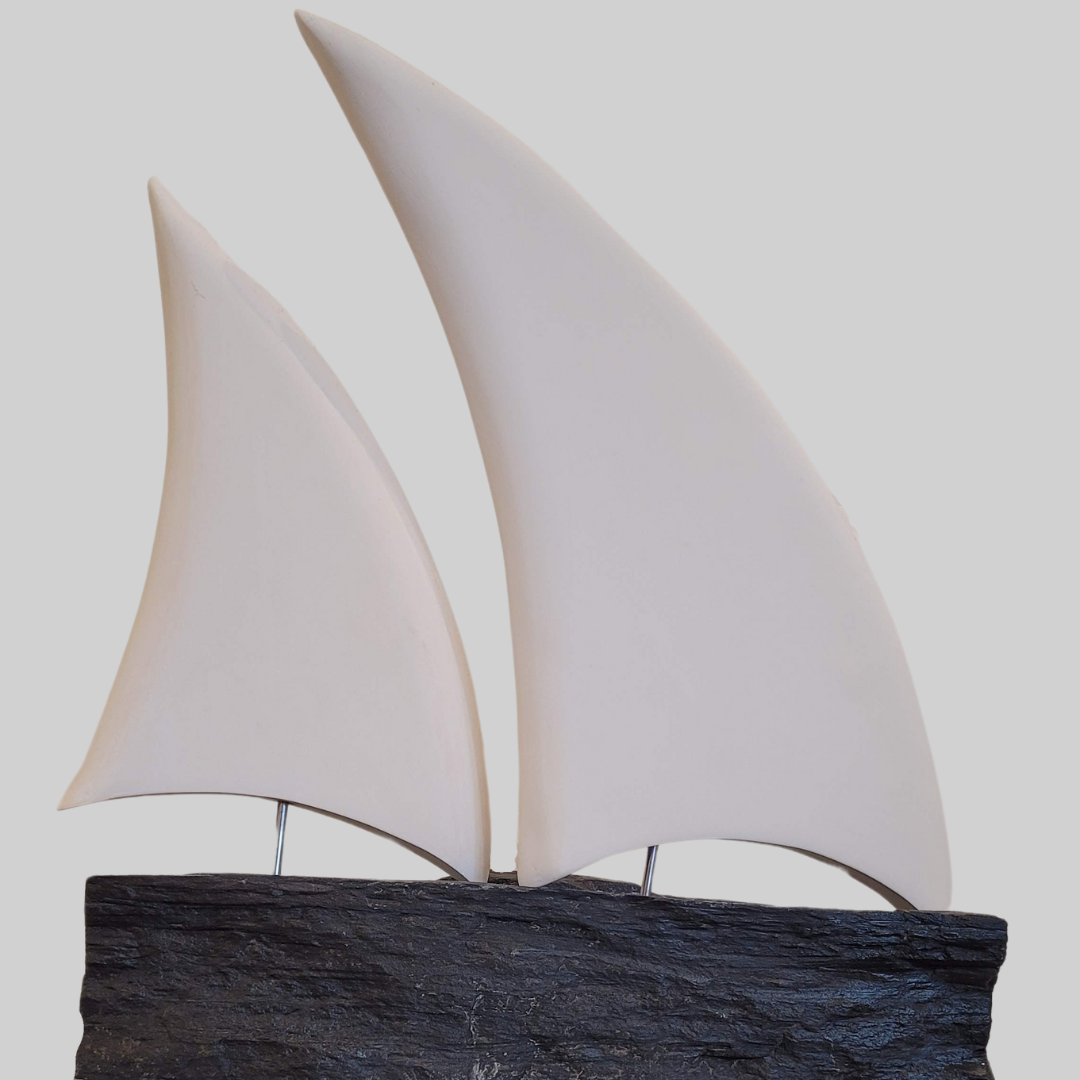 Œuvre artisanale en argile, voilier stylisé capturant l’esprit libre et profond de l’océan