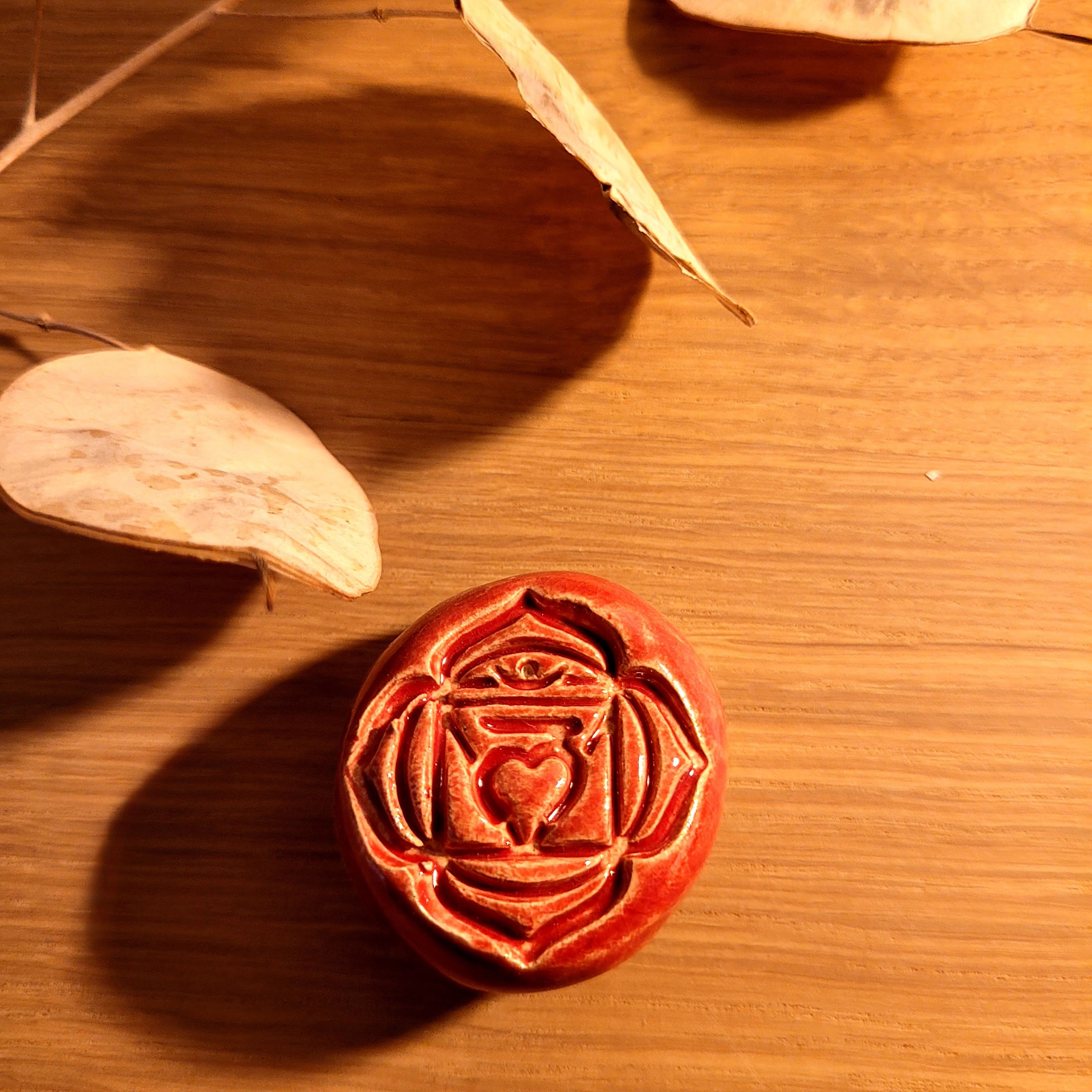 GALET CHAKRA EN ARGILE, WORRY STONE ARTISANALE