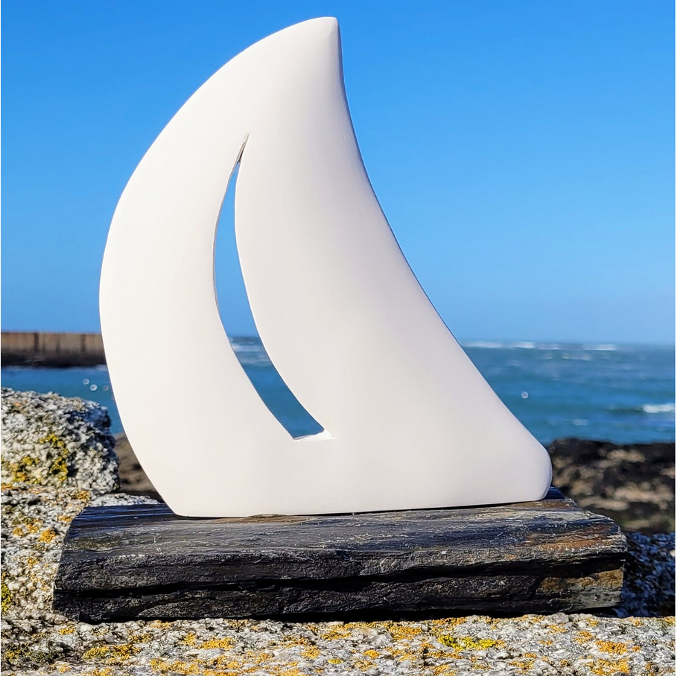Miniature : Objet d’art en argile représentant un voilier, inspiration marine et océanique