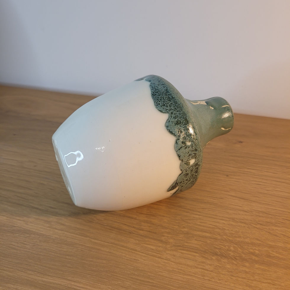 Vase décoratif artisanal, émaillage vert bronze brillant, parfait pour fleurs séchées ou fraîches