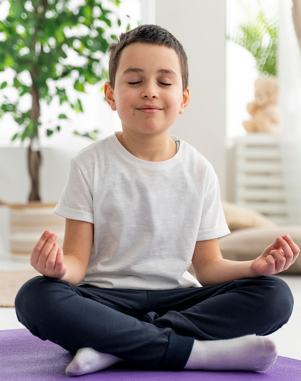 full-shot-kind-meditiert-auf-matte (1).jpg