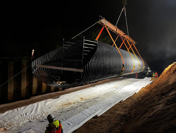 Oil pipeline repair with glass fibre epoxy composite wrapping system