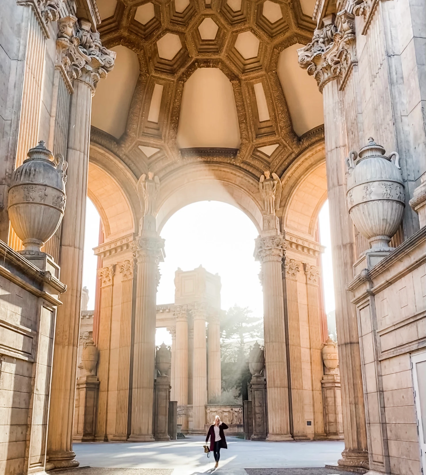 Blogger Rosanna Stevens at the Palace of Fine Arts in San Francisco 