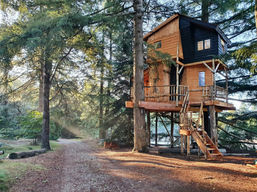 Gigantische, volledig geïsoleerde, avontuurlijke boomhut van 3 etages voor het hele gezin.