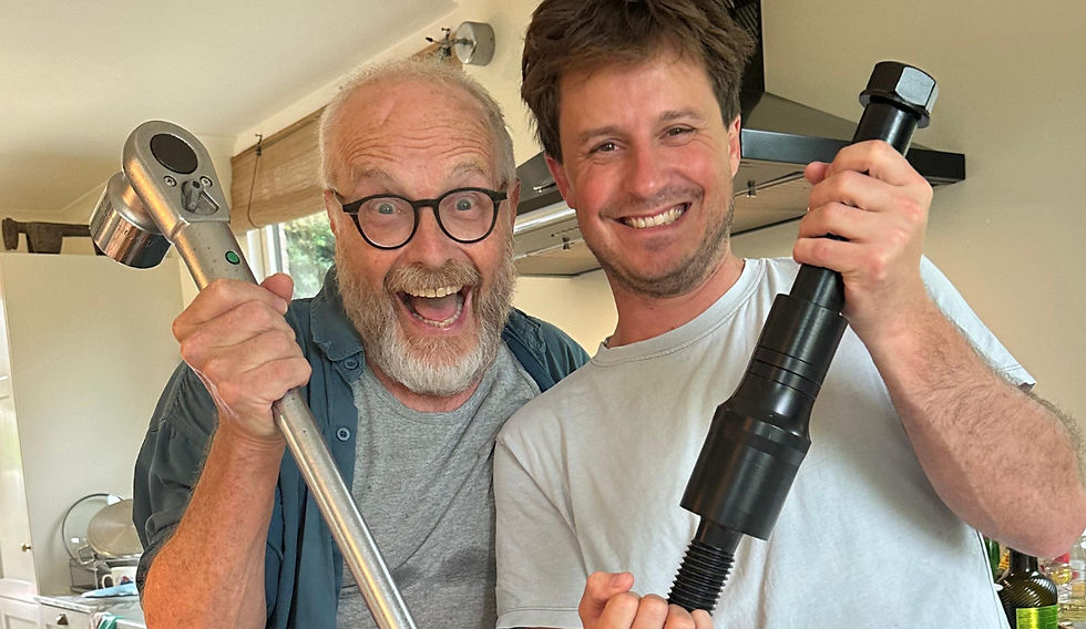 Louis gaat zelf z'n boomhut bouwen