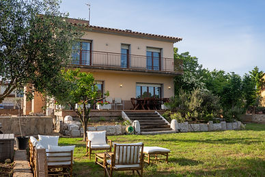 Exterior de la casa amb jardí