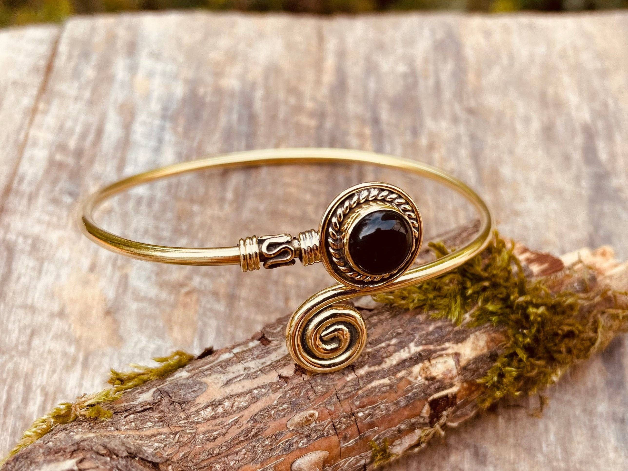 Golden Bracelet & Black Onyx / Brass / Adjustable