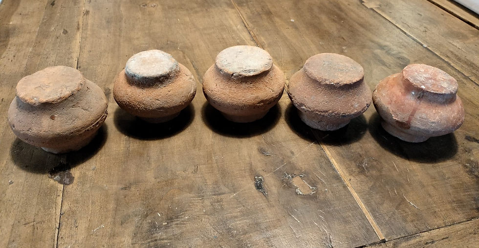 Miniatura: Vecchi piedini in terracotta