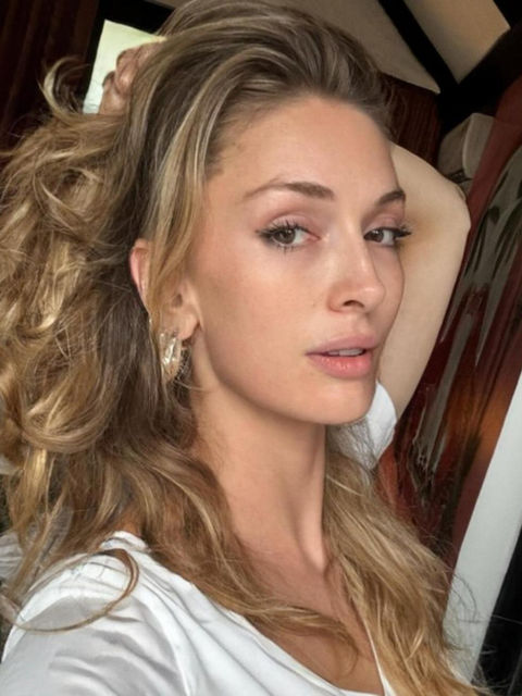 Yasemin Kay Allen peş peşe paylaştı! Tişörtünü sıyırıp poz verdi 1