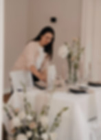 Glamouröse Tischdekoration in Beige und Weiß