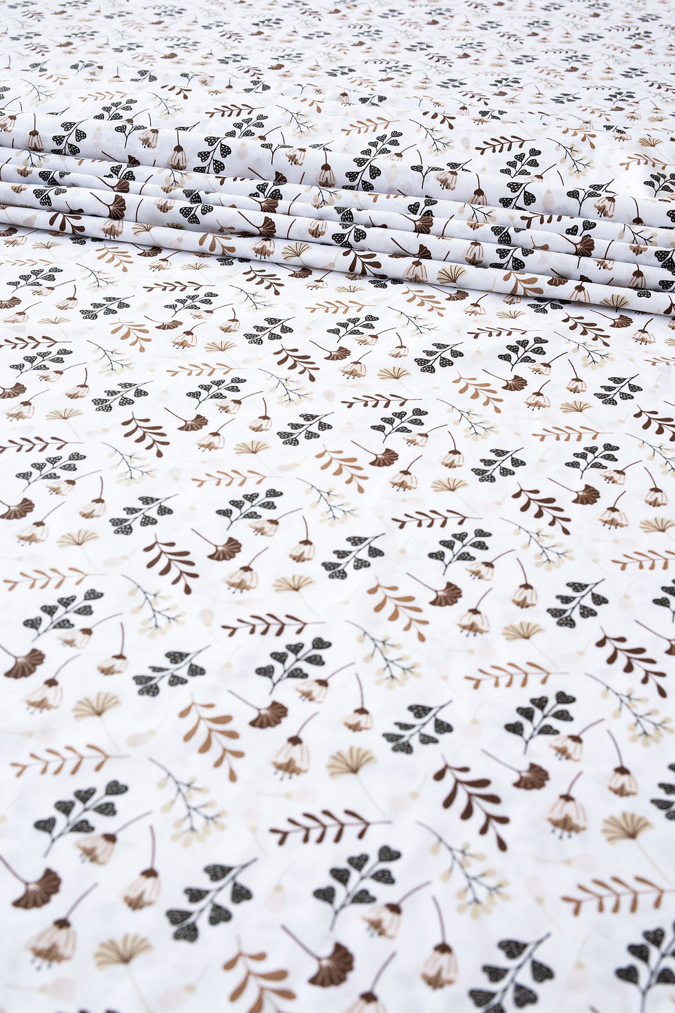 Zbliżenie na tkaninę bawełnianą z wzorem miłorzębu – naturalny, przewiewny materiał idealny na pościel i odzież.