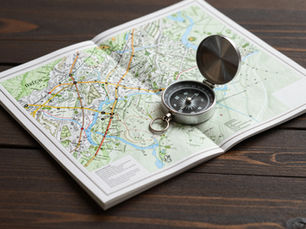 Une carte topographique et une boussole
