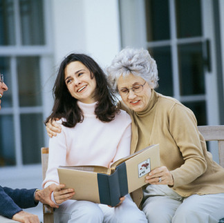 hija y madre disfrutando viendo un álbum de fotos