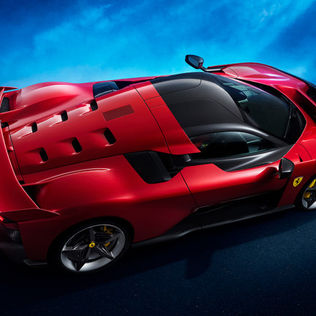 Ferrari presenta la nuova F80 il bolide dell'eredità ingombrante.