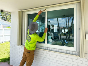 instalación de ventanas de impacto con vidrio azul en vivienda de Miami, Florida