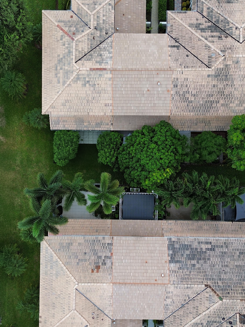 Profesionales de techado instalando techos de tejas en Miami