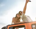 Selfie no teto do carro.webp