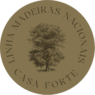 Selo desenvolvido pela Pictom design de uma árvore com o texto "LINHA MADEIRAS NACIONAIS","CASA FORTE"
