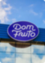 Fachada da Dom Fruto com logotipo desenvolvido pela Pictom Design, aplicado em placa institucional
