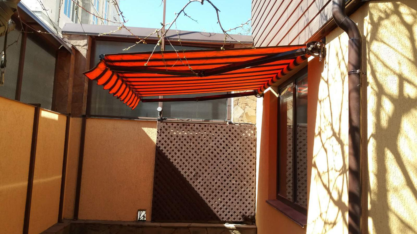 Відкрита маркіза на задньому дворі