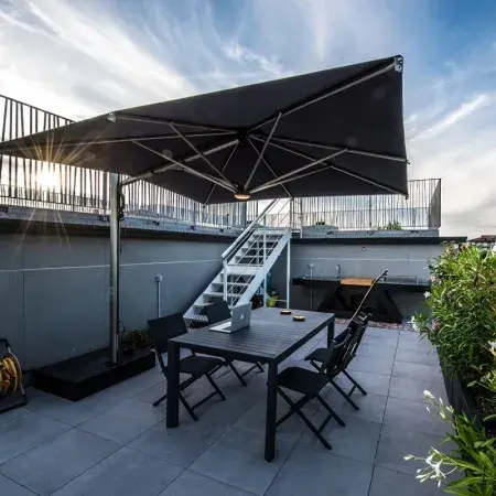 відкрита чорна парасоля