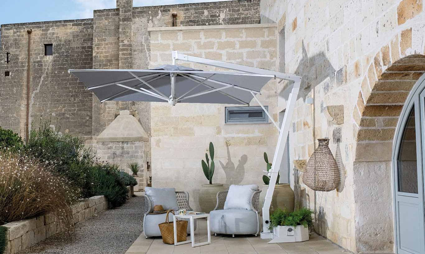 відкрита парасоля біля стіни