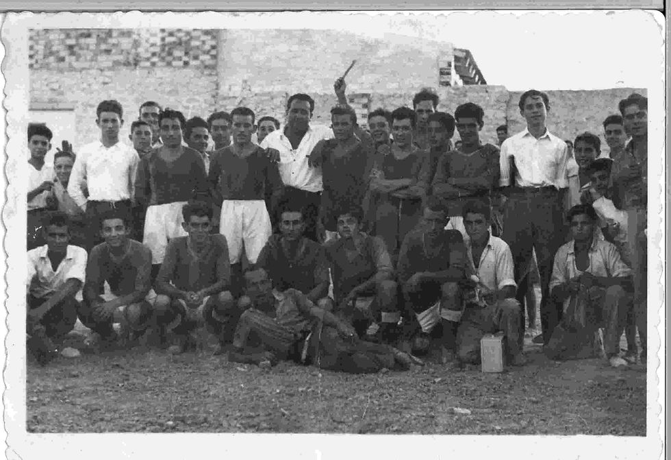 Jugadors i aficionats als bancals de la Rambla. Anys cinquanta.