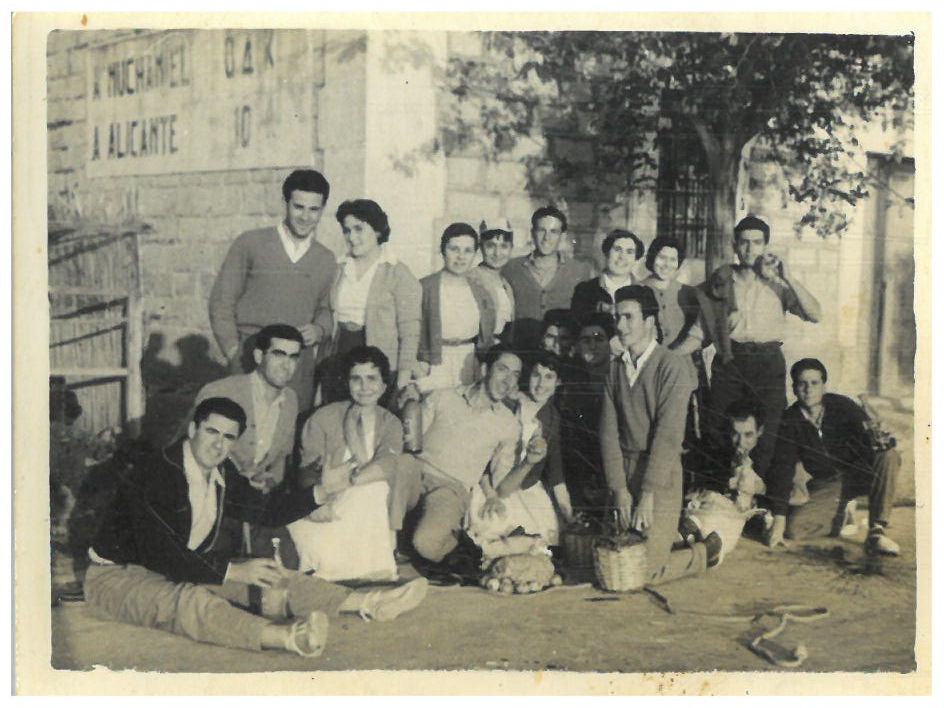 Preparats per anar a menjar-se la mona amb els amics i amigues davant de la casilla.