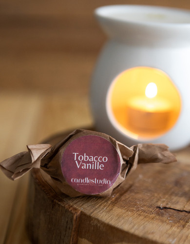 tobacco vanille candle Tom Ford nuances of tonka bean and the aroma of tobacco blossoms Tobacco & Vanilla 11oz