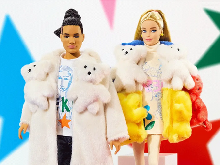 Barbie x Jean-Charles de Castelbajac usando casaco inspirado no icônico Teddy Bear Coat do estilista francês.