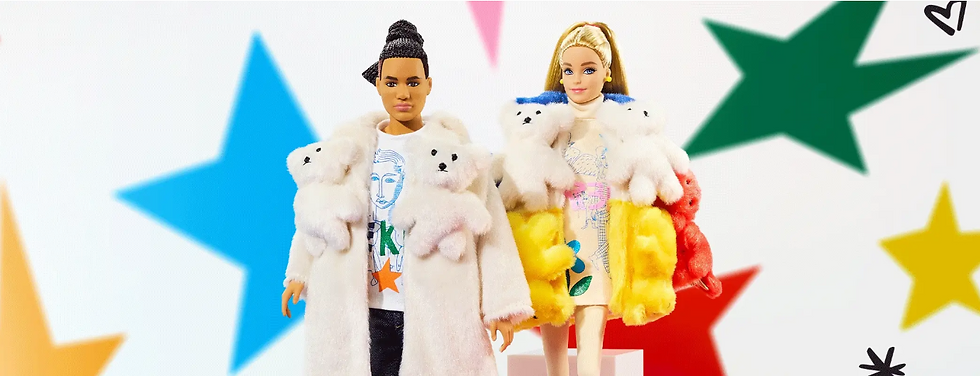 Barbie x Jean-Charles de Castelbajac usando casaco inspirado no icônico Teddy Bear Coat do estilista francês.