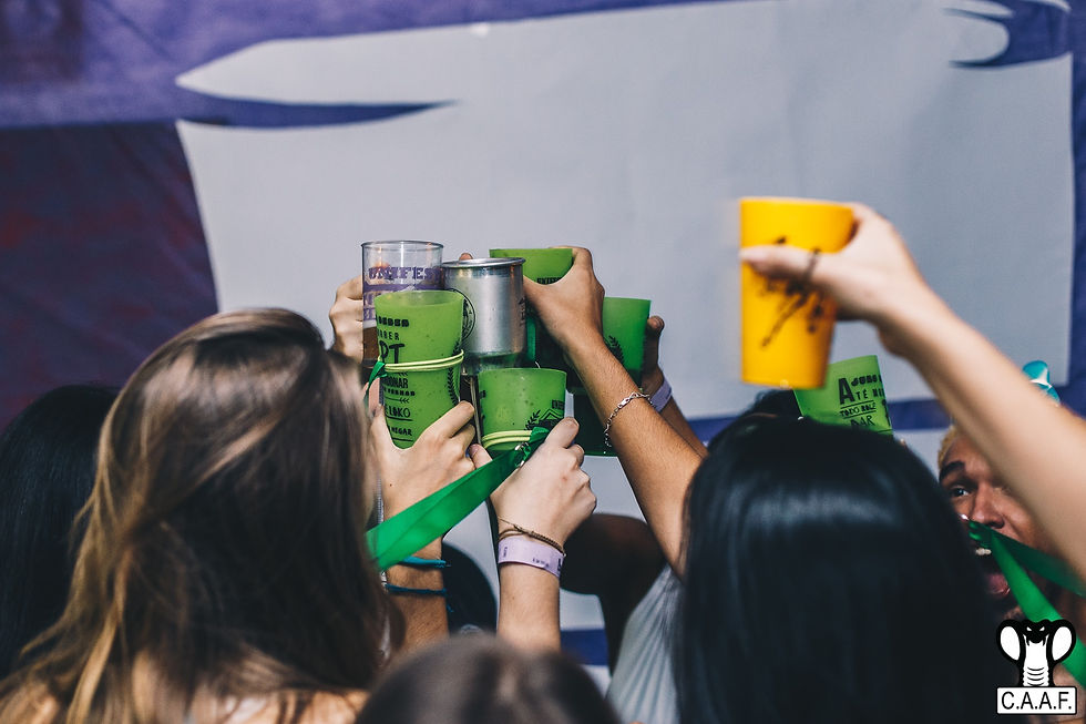 Pessoas usando canecas na festa Chopelle