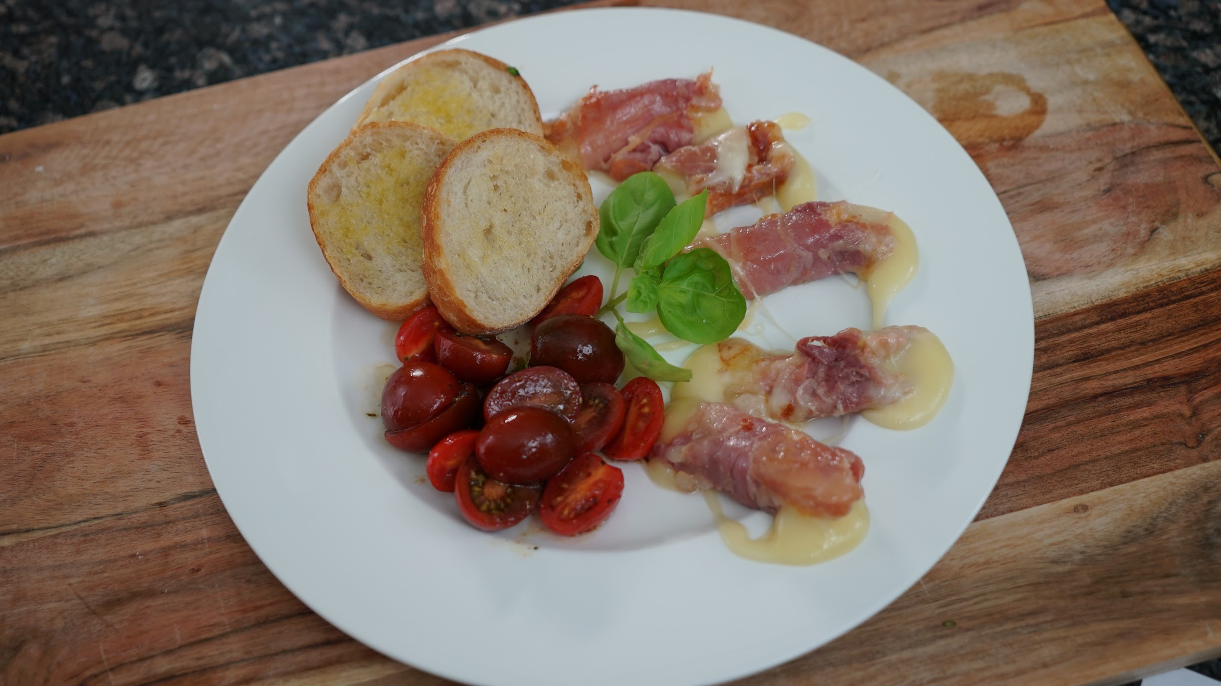 Involtini Prosciutto, Mozzarella con Insalata di Pomodori e Crostini