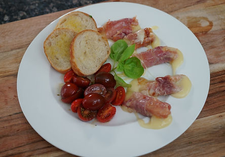 Involtini Prosciutto, Mozzarella con Insalata di Pomodori e Crostini