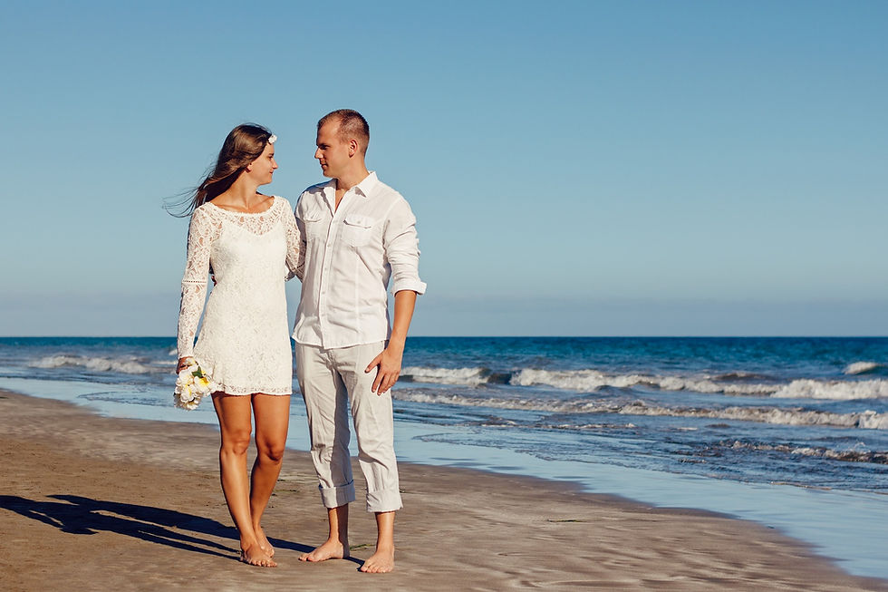 Couple se promenant sur la plage en lien avec la page thérapie de couple.