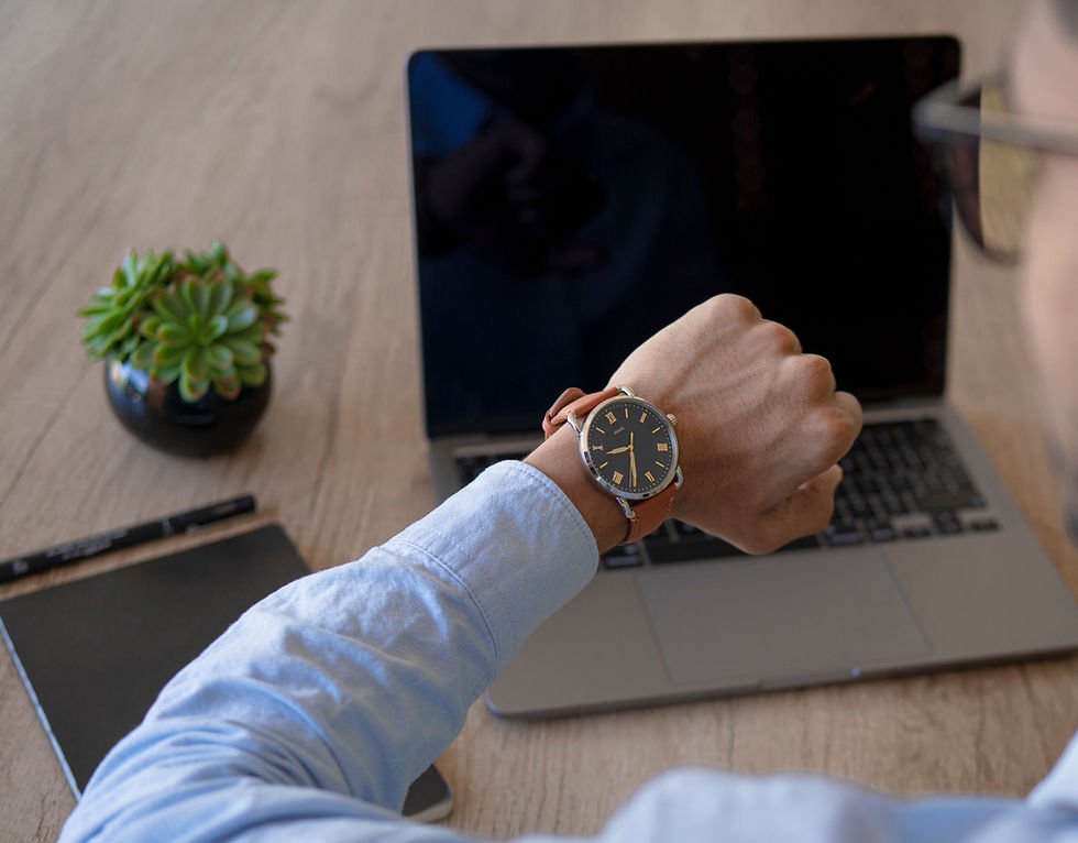 Personne vérifiant l'heure au bureau devant son ordinateur afin de représenter la formation "Gestion du temps et des priorités".