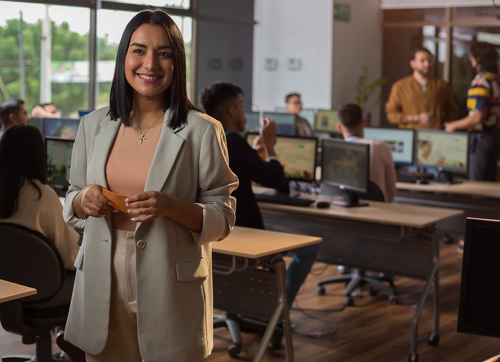 Femme souriante en bureau lors d'interventions en entreprise afin de représenter la formation "Vivre le changement autrement".