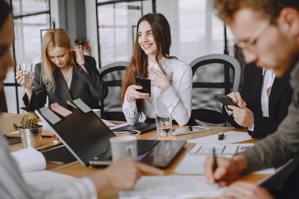 Équipe collaborant lors d'une réunion en entreprise afin de représenter la formation "Communication et écoute en équipe".