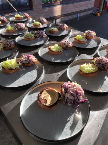 Grégory  passionné par la gastronomie vous apporte directement des burgers de qualité de par son expérience de cuisinier depuis 2004. 
Greg-Events Foodtruck vous propose des burgers faits maison et 100% belge disponible partout en Belgique!