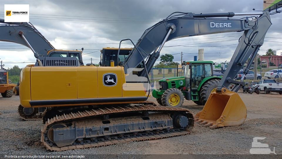 Escavadeira John Deere 210G