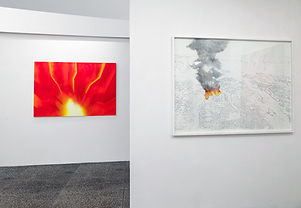 Wizytująca Galeria - Zanurzeni bosymi stopami w ciepłej wodzie